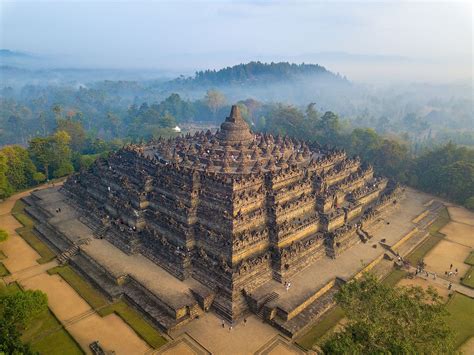 Candi Borobudur: Un Tempio Monumentale di Grande Splendore