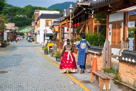 Il Villaggio Hanok di Jeonju: Un tuffo nel passato coreano!