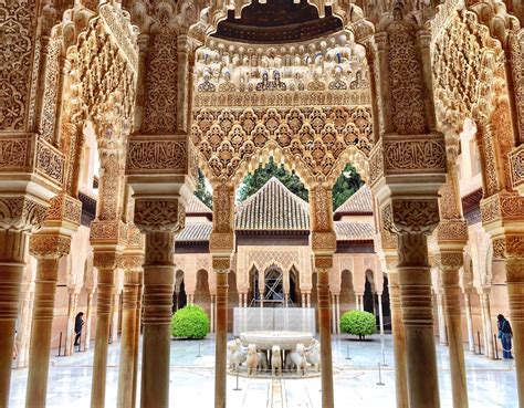 L'Alhambra di Granada: Un Palazzio Incantato con Vista Sbalorditive!