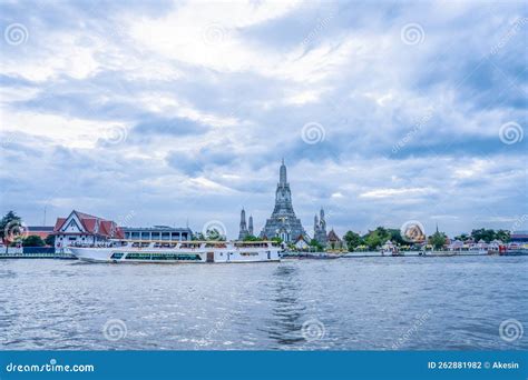 Wat Arun: Una Pagoda Scintillante e Maestosa sul Fiume Chao Phraya!