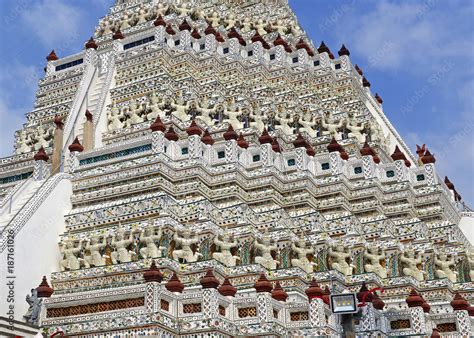 Il Wat Arun: Un capolavoro scintillante di porcellana e architettura Khmer!